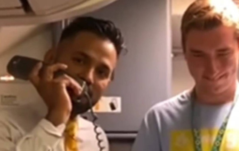 Un tânăr cu dizabilități i-a făcut pe pasagerii unui avion să plângă, după ce a încercat să-i îmbogățească pe toți