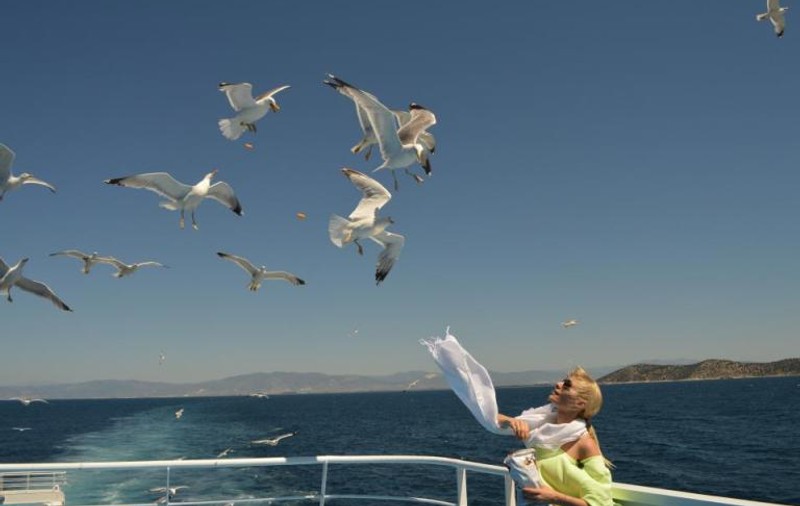 Laura Cosoi a hrănit pescărușii în vacanță! FOTO