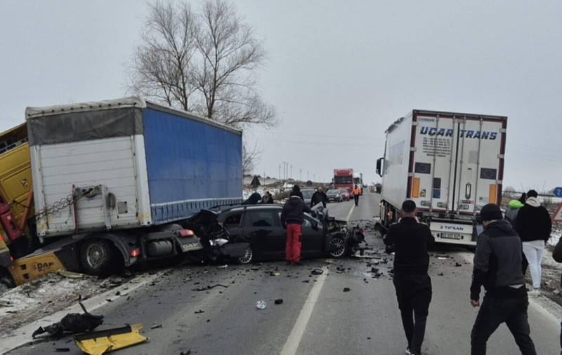 Accident grav cu două TIR-uri, un microbuz și o mașină în Bucovina: traficul este blocat pe DN 2 în ambele sensuri