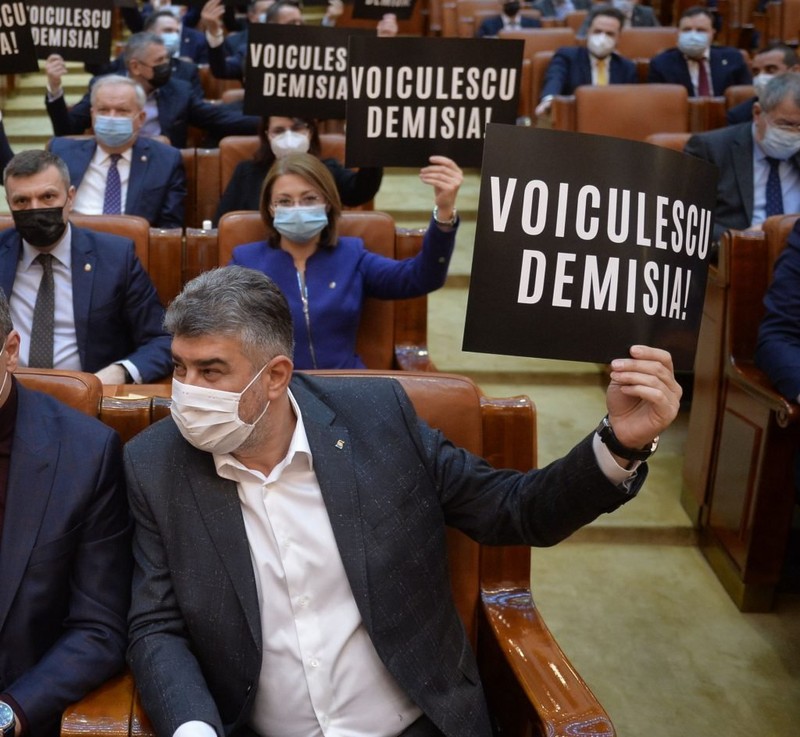 Marcel Ciolacu la Parlament, pe 1 februarie, ținând un carton prin care cerea demisia lui Vlad Voiculescu din funcția de ministru al sănătății, la prima sesiune ordinară a Camerei Deputaților din 2021. Foto: Alexandru Dobre / Mediafax Foto / Hepta