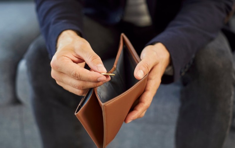 Un inginer a pierdut 350.000 de euro, toate economiile lui, după ce s-a uitat la o reclamă: „Bună ziua, sunt Jean Reno!”