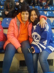 Katalin, stânga, merge și azi la patinoar.