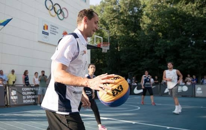 Mihai Covaliu a trecut la baschet. Alături de şeful COSR au mai jucat şi alţi sportivi de legendă
