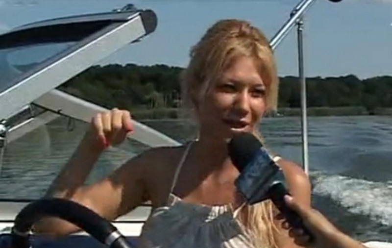 Simona Sensual face senzaţie pe Lacul Snagov! A renunţat la maşină, dar conduce şalupa! FOTO