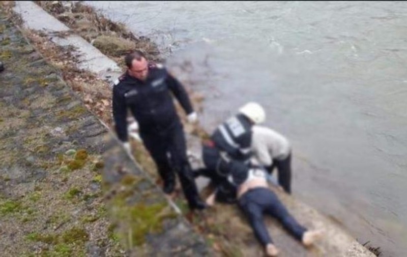 Bărbat aruncat în râul Săsar din Baia Mare. Suspecții, două persoane drogate, au fost prinși de poliție