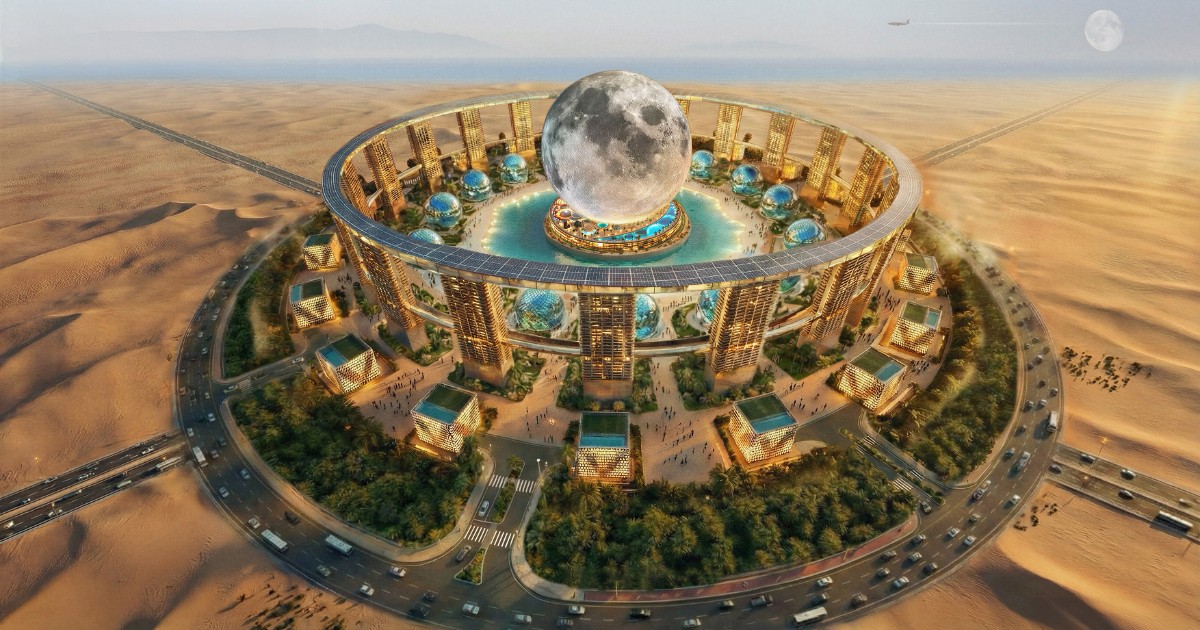 Imaginea prezintă un complex arhitectural futurist construit în mijlocul deșertului, organizat circular, cu clădiri moderne și zone verzi dispuse simetric. În centrul ansamblului se află o sferă uriașă care imită Luna, amplasată deasupra unui bazin cu apă și iluminată spectaculos, sugerând un proiect turistic de mari dimensiuni.