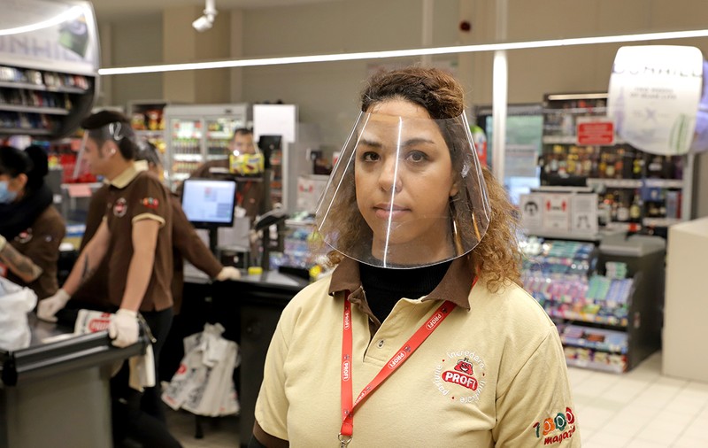 Eroii anonimi din supermarket. Povestea studentei din Iran care lucrează la un magazin din București