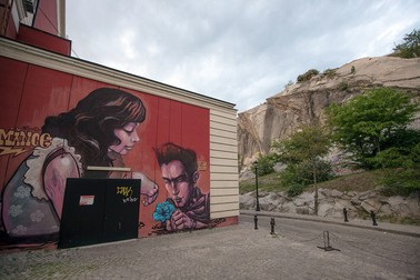 Graffiti-uri desenate pe zidurile unor clădiri în Plovdiv