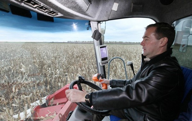 Putin şi Medvedev, au dat-o pe agricultură! Vezi cât porumb au recoltat conducătorii Rusiei!