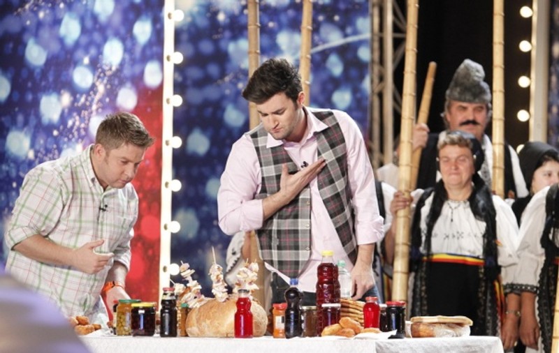 Smiley și Pavel Bartoş gata să fure mâncare adusă  de nişte  concurenţi  la “Românii au talent”   