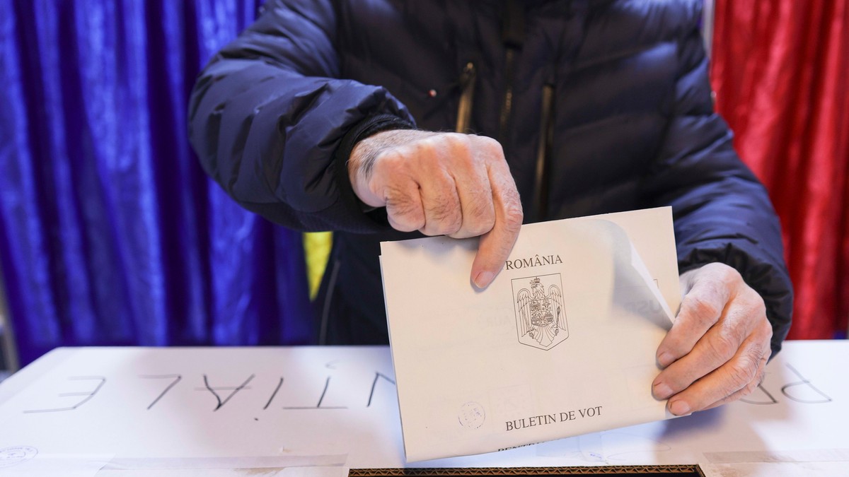 inserare buletin de vot în urnă