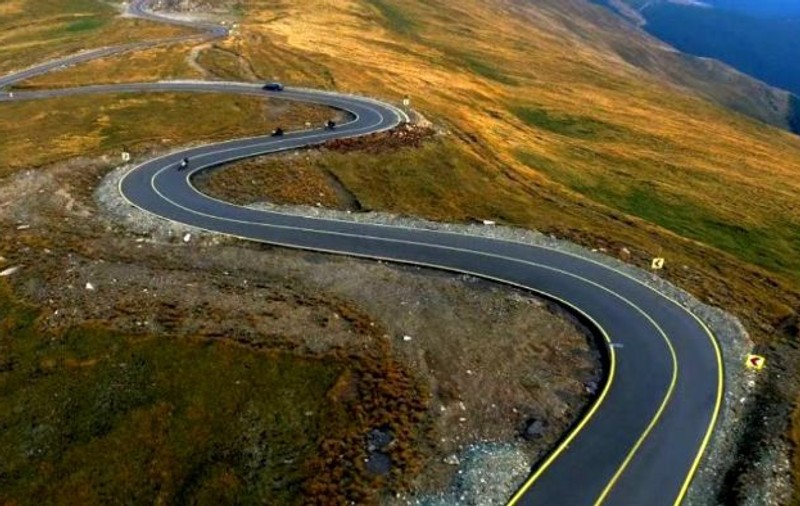 Adolescent de 16 ani, prins conducând pe Transalpina