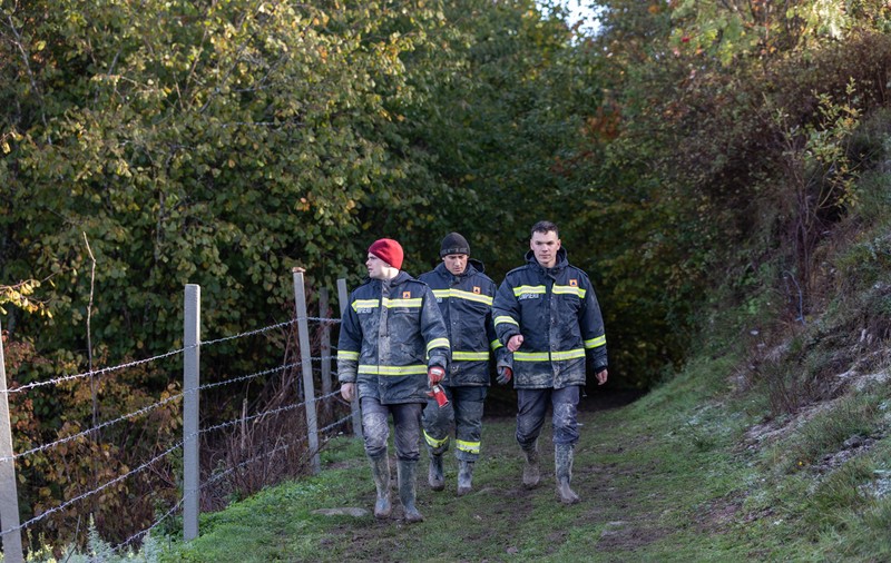 REPORTAJ. În Roșia Montană, pompierii scot apă din Tăul Mare, dar de secat, a secat încrederea oamenilor. Viceprimar: „N-avem un plan concret”