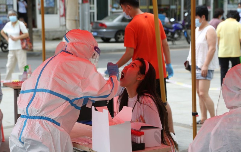 Cum încearcă China să controleze cel mai mare focar de infectare cu varianta Delta, apărut într-un oraș din nord-estul țării