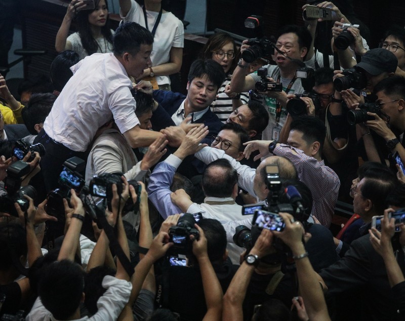 Bătaie în Parlamentul din Hong Kong. Mai mulți deputați au fost răniți / FOTO&VIDEO