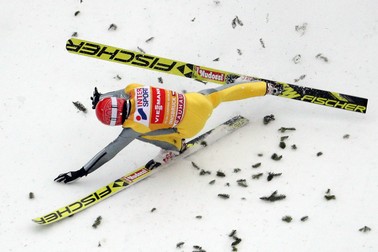 epa06416581 Richard Freitag of Germany falls during the third stage of the 66th Four Hills Tournament in Innsbruck, Austria, 04 January 2018. EPA-EFE/LISI NIESNER