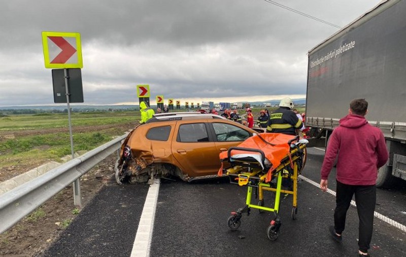 Accident în lanț pe Centura Bacăului, cu patru mașini și un TIR. 6 persoane, la spital