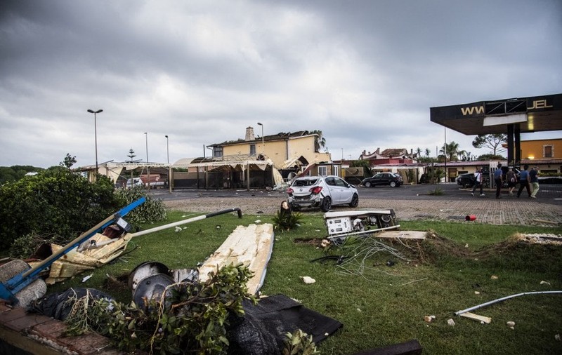 O femeie de 27 de ani a murit după ce o tornadă i-a luat mașina pe sus și a aruncat-o cât colo. Tragedia a avut loc lângă aeroportul Fiumicino din Roma