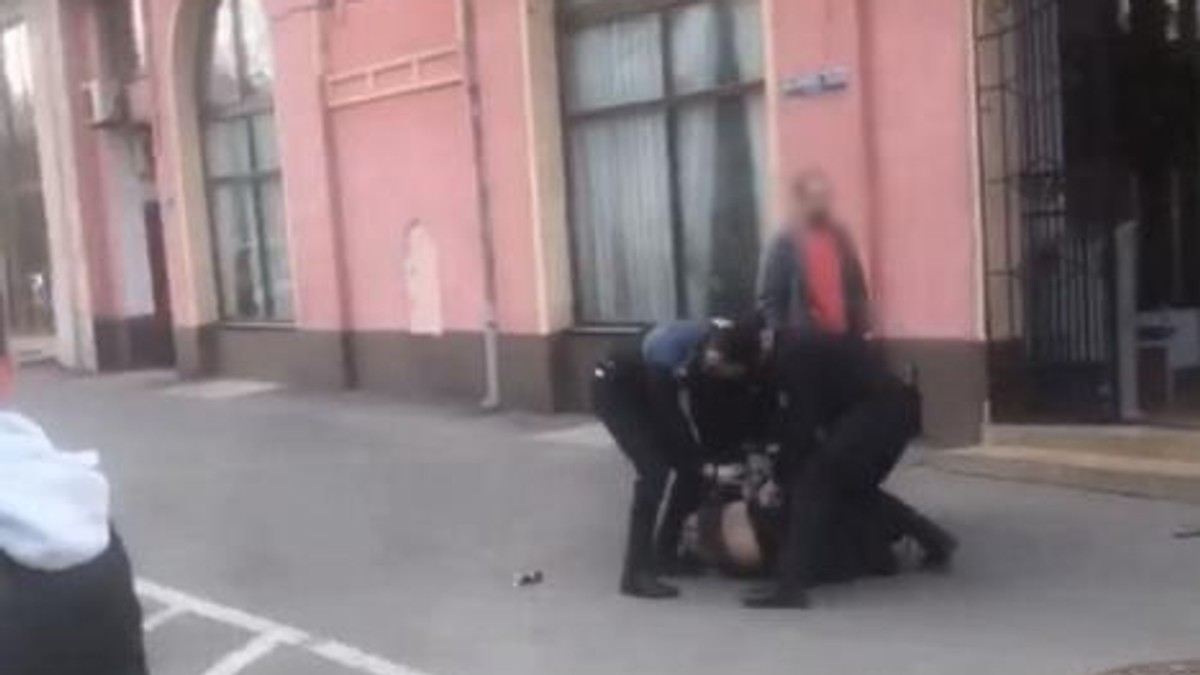 Un agent şef de la Penitenciarul Oradea a fost atacat cu spray lacrimogen de un fost deţinut în plină stradă!
