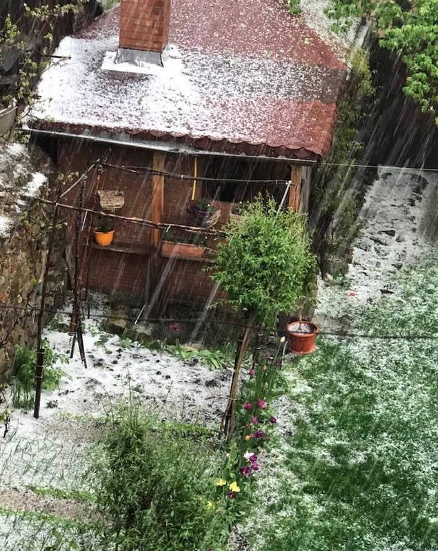 Grindina a făcut prăpăd în România. Imagini cu străzi inundate și curți acoperite cu un strat mare de gheață | Video