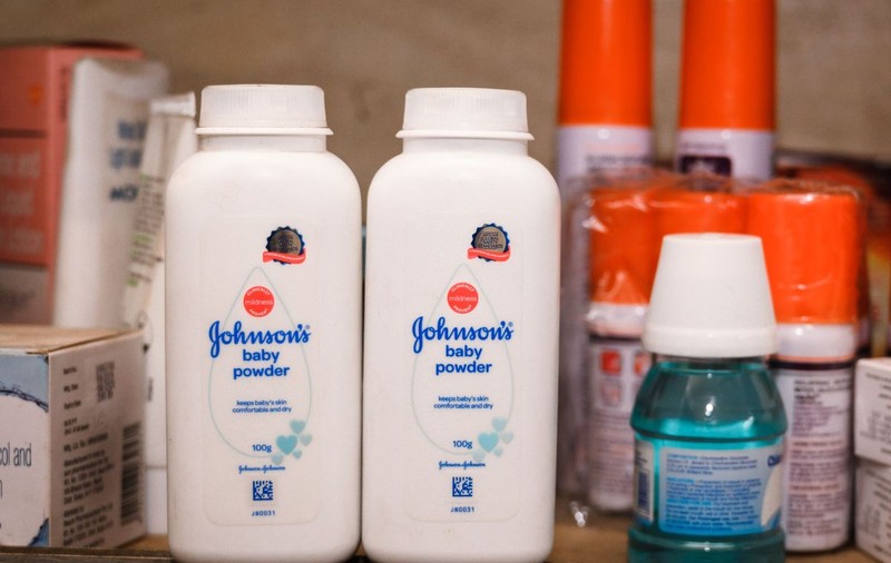 Johnson &amp; Johnson, obligată să plătească aproape un miliard de dolari familiei unei femei care a murit de cancer la 88 de ani