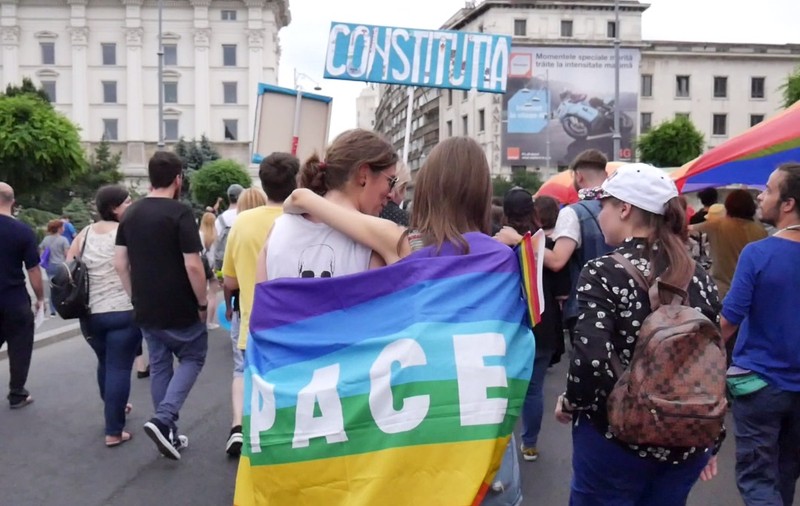 REPORTAJ/ 5000 de oameni la marșul „mândru să fiu gay”. Dorința unei lesbiene: „Vreau să mă căsătoresc cu iubita mea” (VIDEO)
