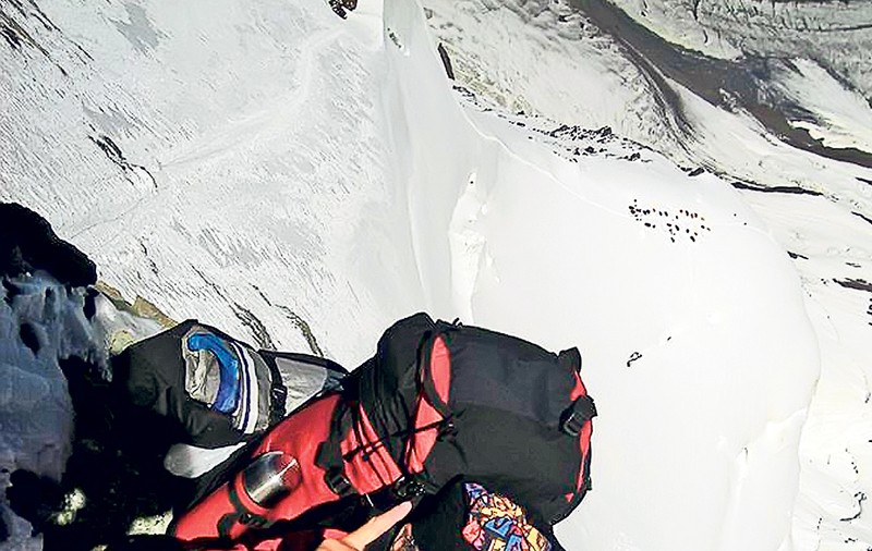 Alpinistul George Porancea a fost lovit de gheaţă la 6.000 m altitudine şi a ajuns la spital!