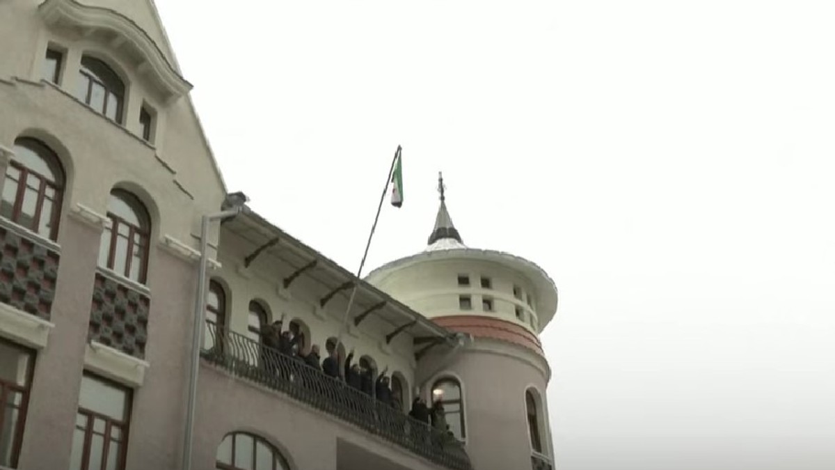 Steagul opoziției siriene, ridicat la Ambasada Rusiei la Damasc Captură YouTube