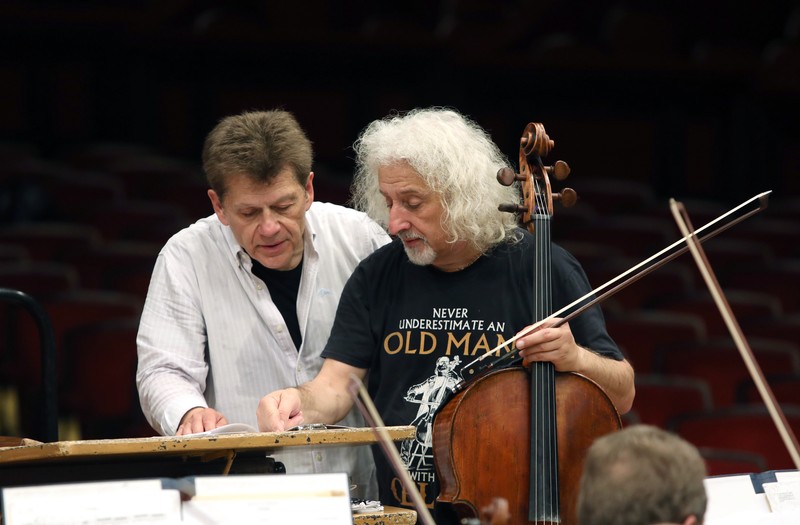 Dirijorul Christian Badea și violoncelistul Mischa Maisky, la repetiții FOTO: Florin Ghioca
