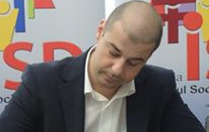 Fost purtător de cuvânt al PSD, atac la consilierii Vioricăi Dăncilă; Reacția, după ce premierul a confundat capitala Muntenegrului, Podgorica cu Priștina