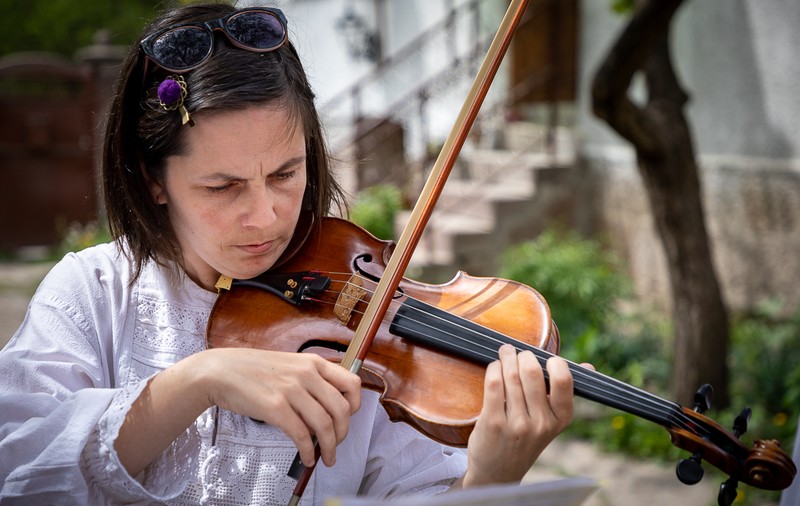 Lovită de o boală rară, o violonistă de 36 de ani din Covasna a uitat aproape totul, mai puțin muzica. “A uitat să plângă. Când o doare ceva, i se umplu ochii de lacrimi, dar râde”