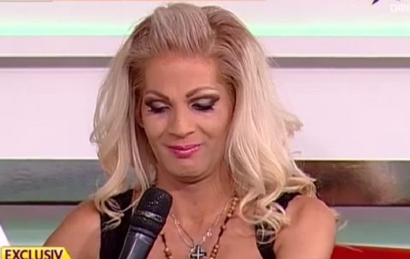 Transexualul Naomi plânge în fiecare noapte. Ce i-a făcut iubitul