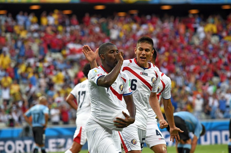 Joel Campbell, tânărul atacant costarican, îşi sărbătoreşte reuşita în poarta Uruguayului. FOTO: EPA