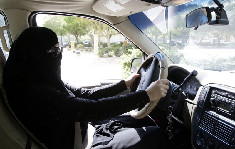 Regele din Arabia Saudită le-a dat femeilor dreptul să conducă mașini