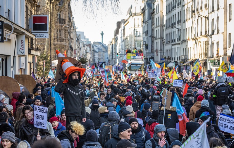 „Macron, suntem aici!”. Noi proteste la Paris, împotriva creșterii vârstei de pensionare