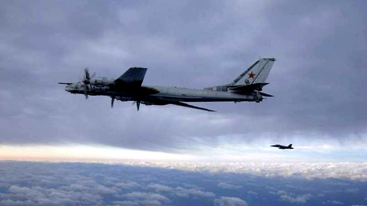 Bombardier rusesc, escortat de un avion militar american în zona de sud a Japoniei Foto: Profimedia