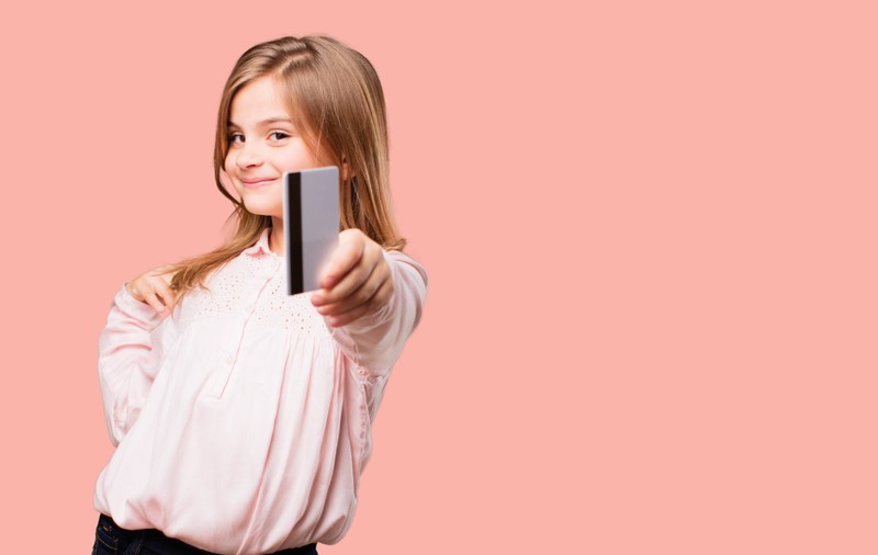De ce și cum să-i faci copilului un card. Patru variante – de la cele mai simple dar riscante până la cele mai sigure și sofisticate (publicitate)