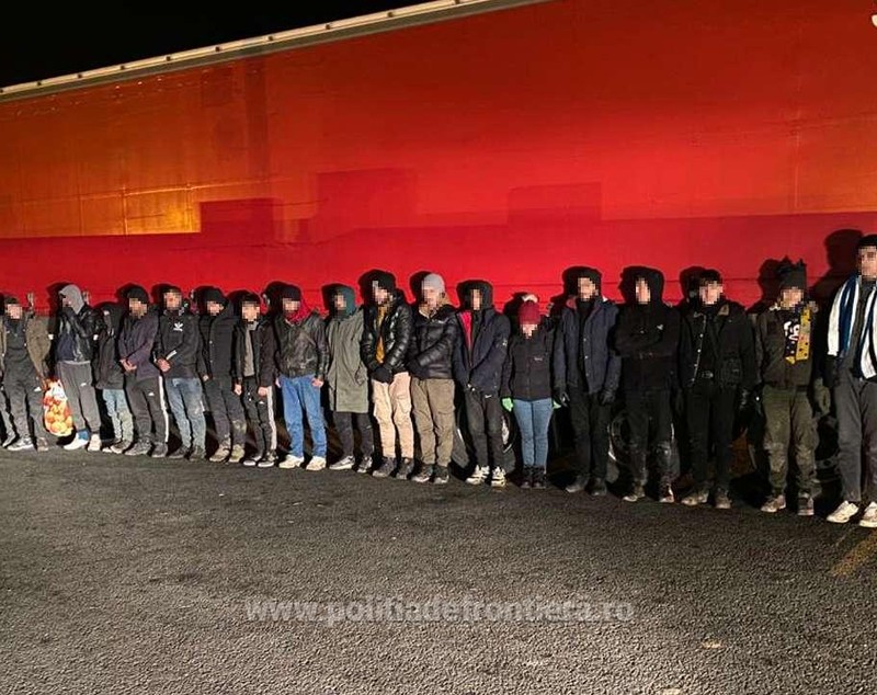 Peste 100 de migranți din Africa și Asia, găsiți la frontiera Arad în patru TIR-uri