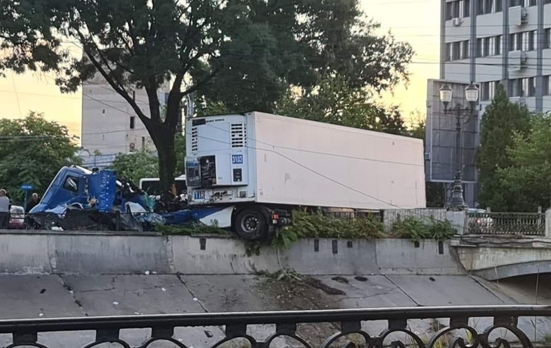 Un TIR a fost aproape să cadă în Dâmbovița: Trafic blocat pe Splaiul Unirii din Capitală