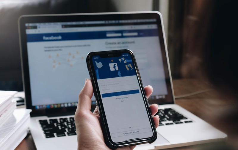 Butonul „Like”, eliminat de Facebook din paginile publice
