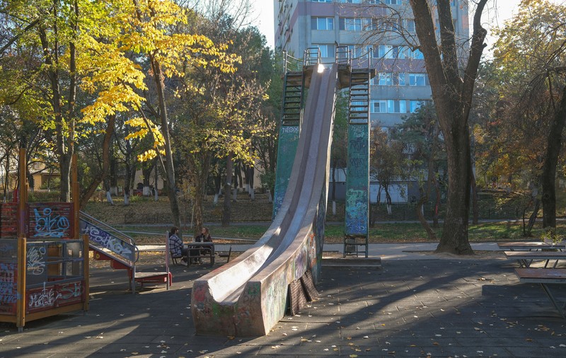 Cel mai vechi tobogan din România încă rezistă în parcul Floreasca din București. „Drumul spre școală începea obligatoriu aici”