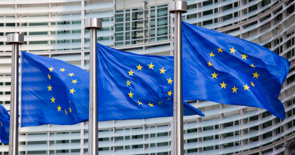 Steaguri europene în fața sediului Comisiei Europene de la Bruxelles