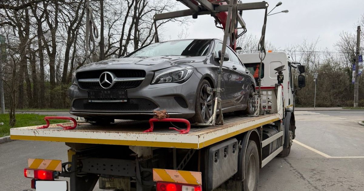 mercedes negru fără plăcuțe de înmatriculare, pe o camionetă de tractări auto, Sectorul 1, București, aprilie 2026