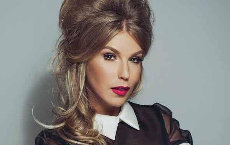 ADIO, ŞUVIŢE CENUŞII! CORINA, SCHIMBARE SPECTACULOASĂ DE LOOK: s-a făcut BLONDĂ!