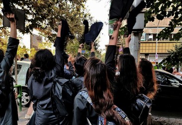 Studentele din Teheran, Iran, își scot vălul, într-o mișcare de protest, care sfidează codul vestimentar obligatoriu. FOTO: Hepta