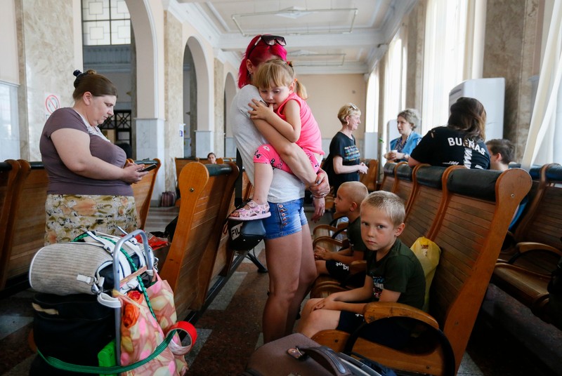 Persoane evacuate din Nikolaev, Ucraina, 2 iunie 2022 | Foto: EPA-EFE/STEPAN FRANKO