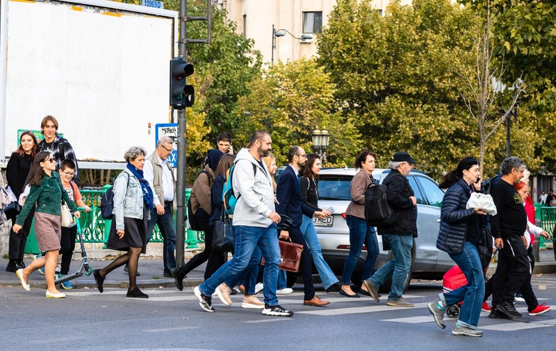 România îmbătrânește accelerat: populația a ajuns la 21,7 milioane de oameni, suntem mai puțini decât anul trecut