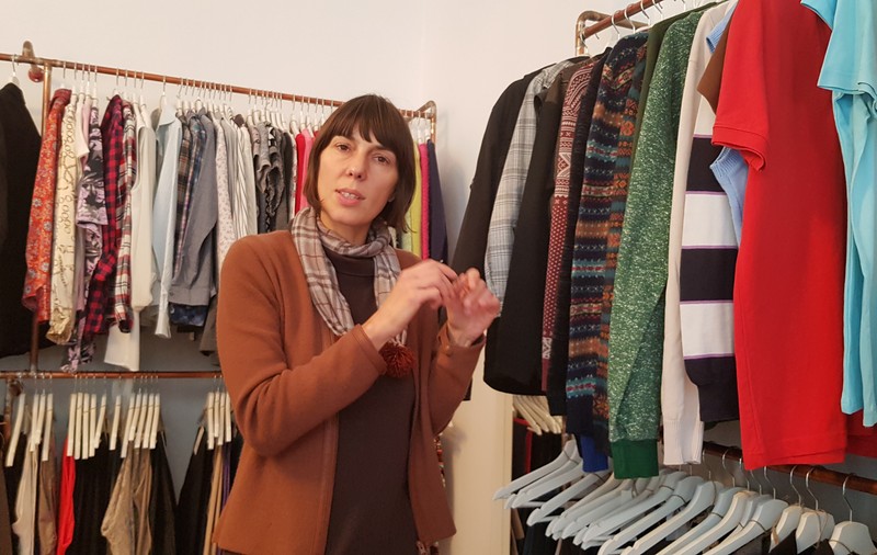 REPORTAJ/ Mai bine vinzi un costum Armani, decât să-l donezi sinistraților. Bine Boutique, primul magazin social al Crucii Roșii - VIDEO