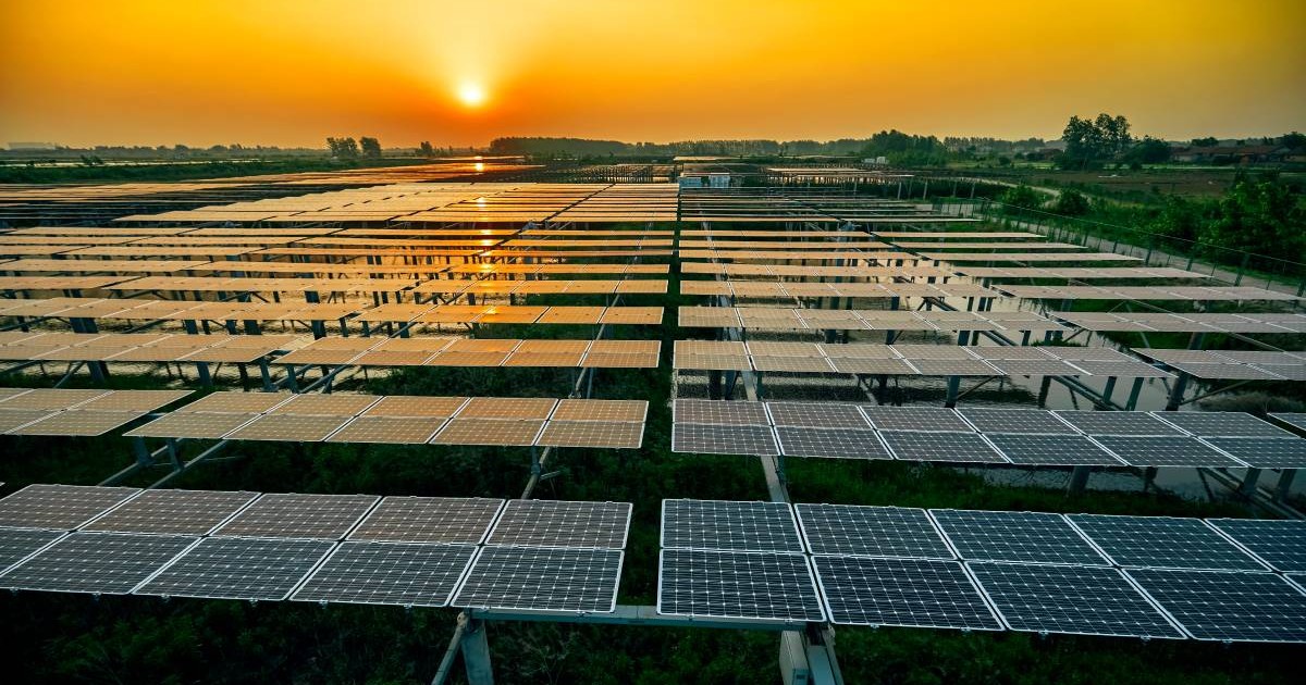 Fotografie aeriană a panourilor solare fotovoltaice de pe suprafața lacului sub apusul soarelui