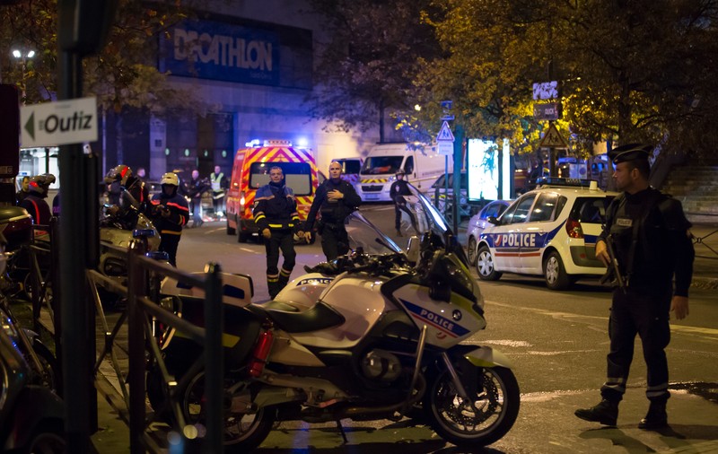 ATACURI TERORISTE la Paris. Mărturii de COȘMAR: ”E măcel. Oamenii zăceau morți, pe jos”
